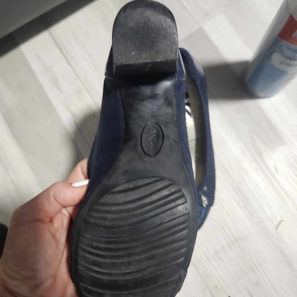 Anne Klein Navy Heels - Picture 3 of 4